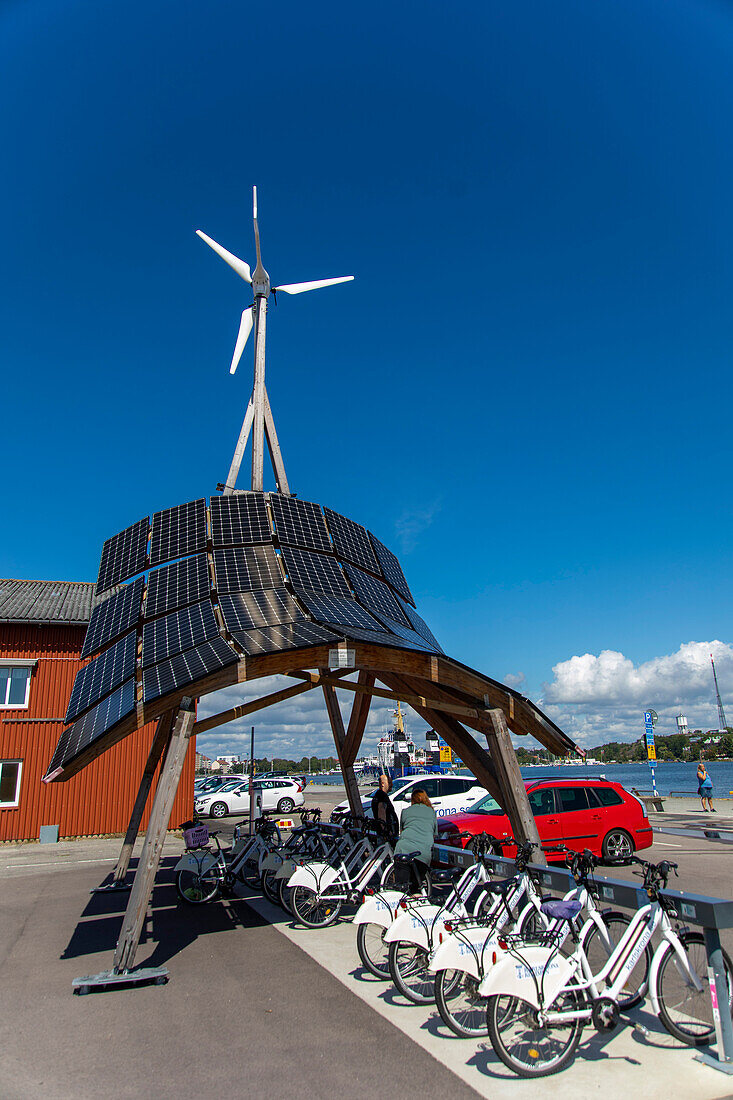 Europa,Skandinavien,Schweden. Karlskrona. Ladestation für erneuerbare Energien, für Fahrräder und Autos.