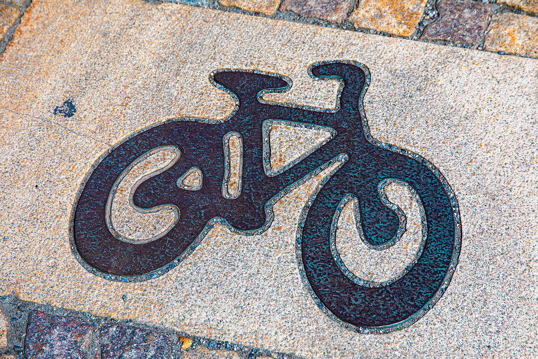 Sweden. Stockholm. Pictogramme au sol d'une piste cyclable