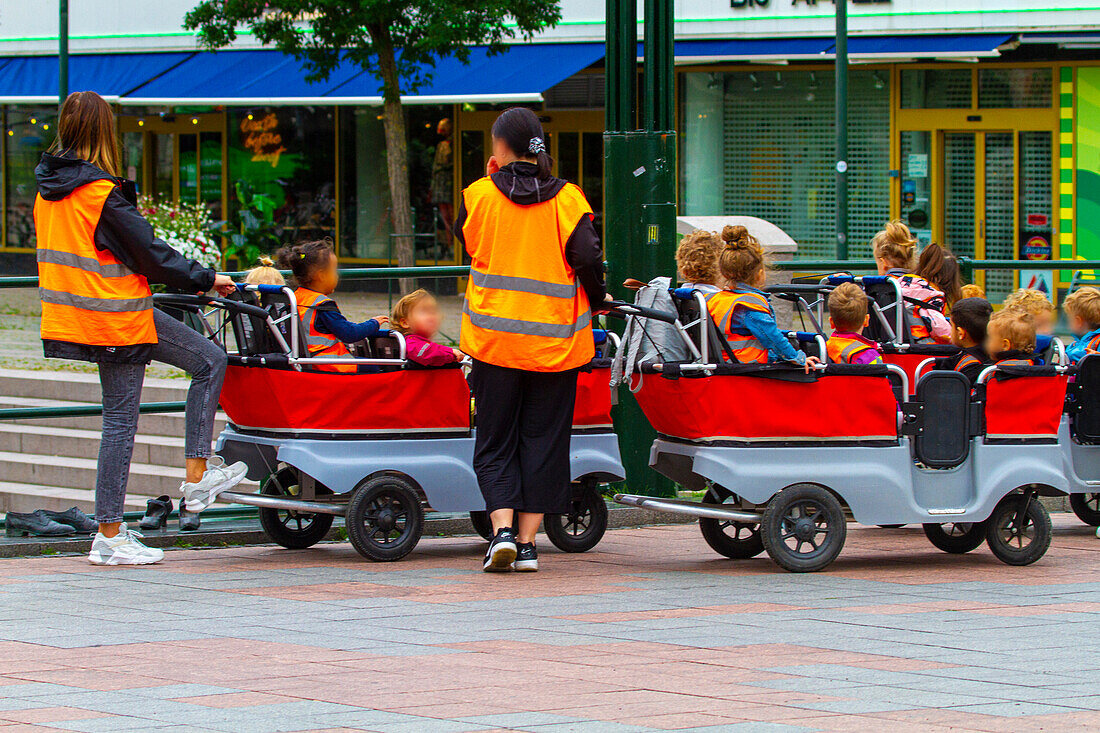 Babysitter mit Kinderwagen Fahrzeug