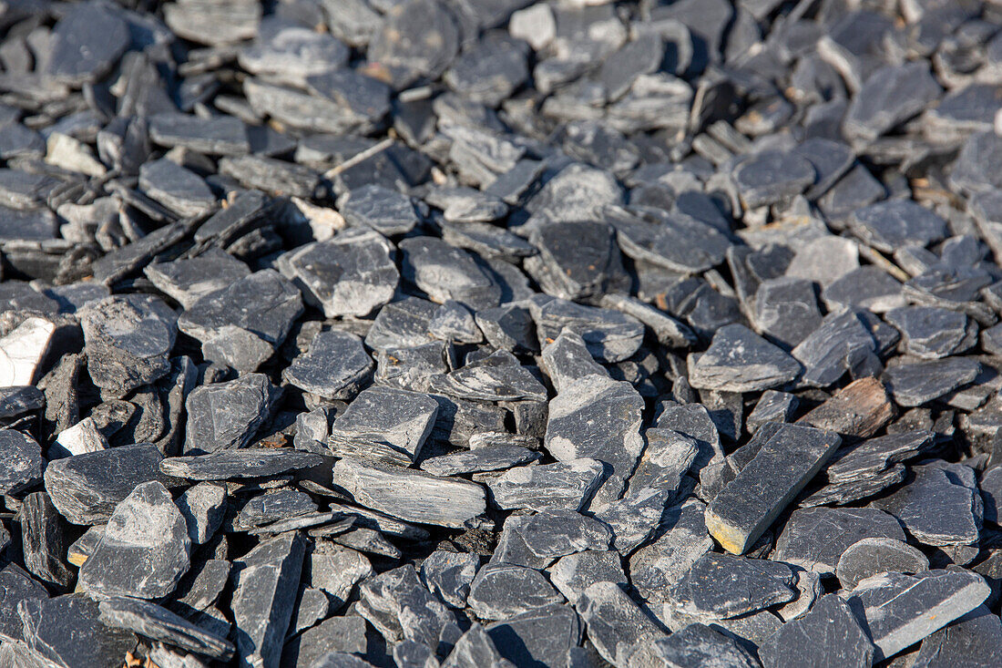 Pieces of slate on the ground to decorate and prevent vegetation from growing.