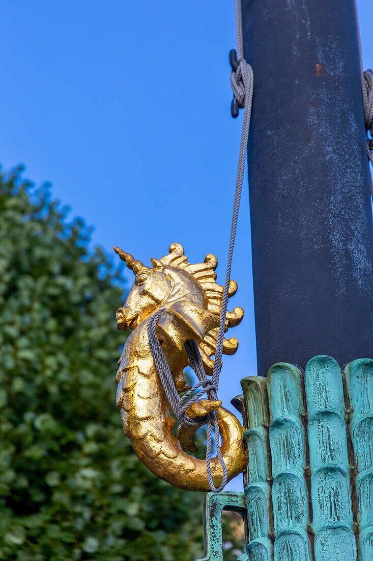 Europa,Skandinavien,Schweden. Göteborg. Goldene Seepferdchen-Statue zum Binden des Seils.