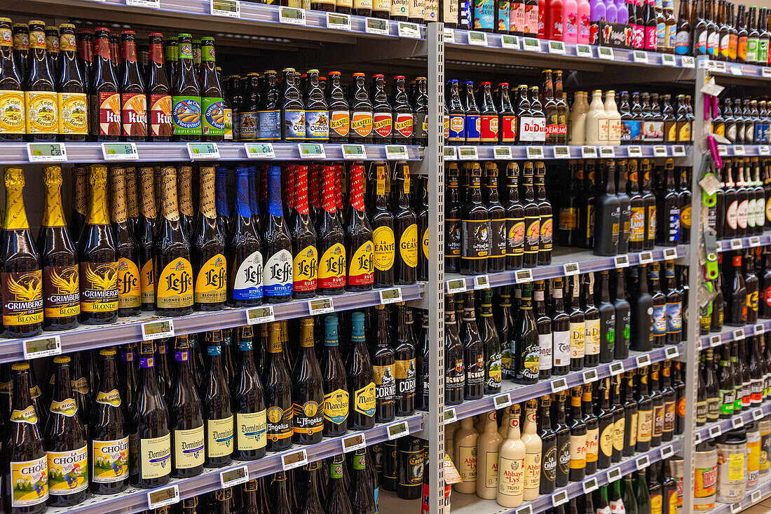 Bierregal in einem Supermarkt