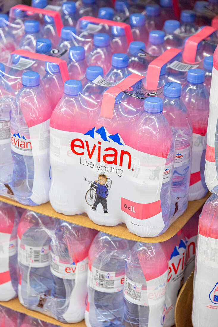 Supermarkt. Mineralwasser Evian