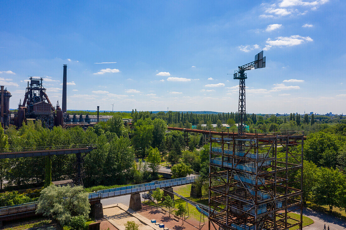 Europa,Deutschland. Nordrhein-Westfalen. Duisburg. Landschaftspark Duisburg-Nord: Landschaftspark Duisburg-Nord,gebaut auf einer Industriebrache im Stadtteil Meiderich-Beeck