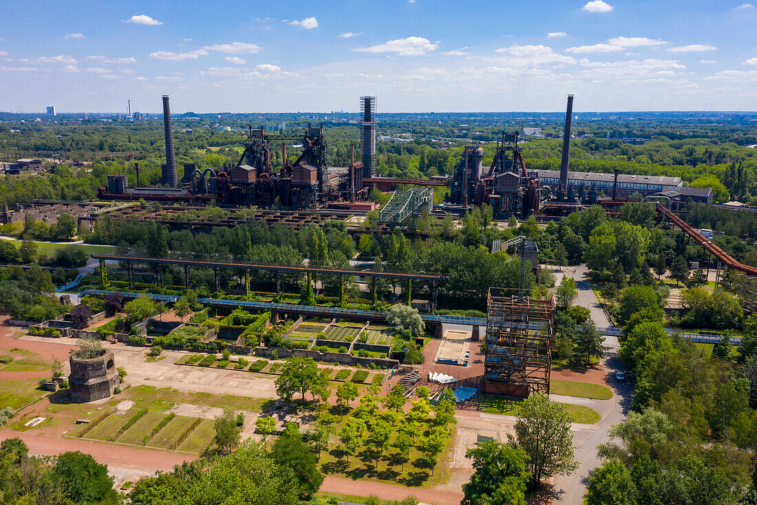 Europa,Deutschland. Nordrhein-Westfalen. Duisburg. Landschaftspark Duisburg-Nord: Landschaftspark Duisburg-Nord,gebaut auf einer Industriebrache im Stadtteil Meiderich-Beeck