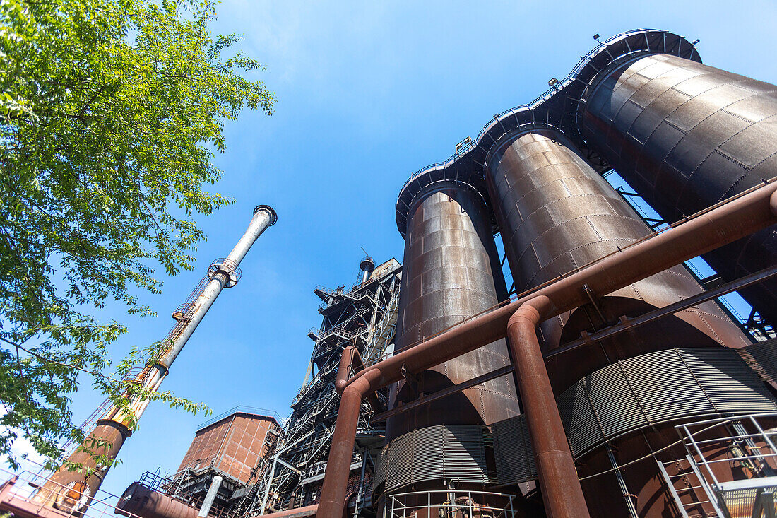 Europa,Deutschland. Nordrhein-Westfalen. Duisburg. Landschaftspark Duisburg-Nord: Landschaftspark Duisburg-Nord,gebaut auf einer Industriebrache im Stadtteil Meiderich-Beeck