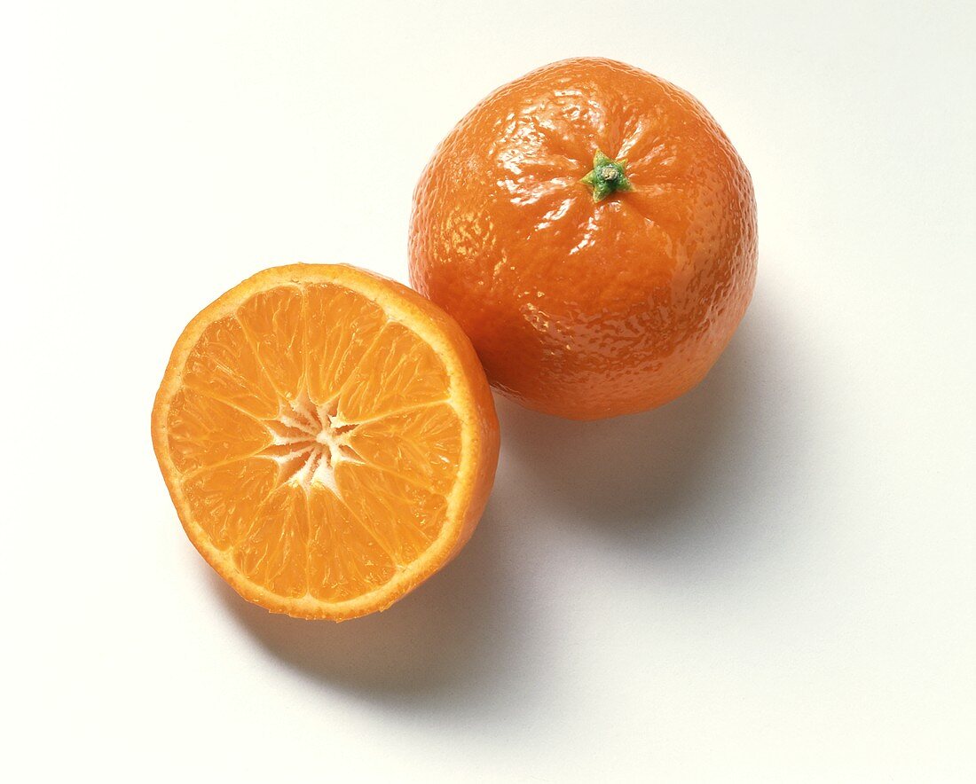 Ganze und halbe Mandarine (Satsuma)