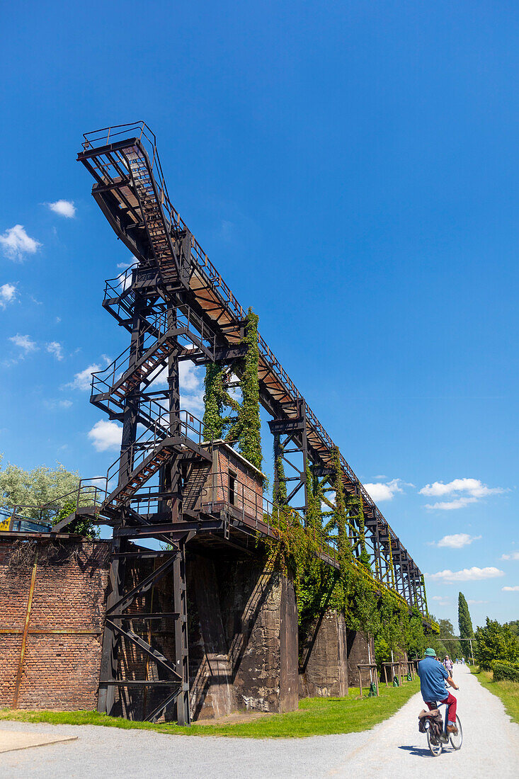 Europa,Deutschland. Nordrhein-Westfalen. Duisburg. Landschaftspark Duisburg-Nord: Landschaftspark Duisburg-Nord,gebaut auf einer Industriebrache im Stadtteil Meiderich-Beeck