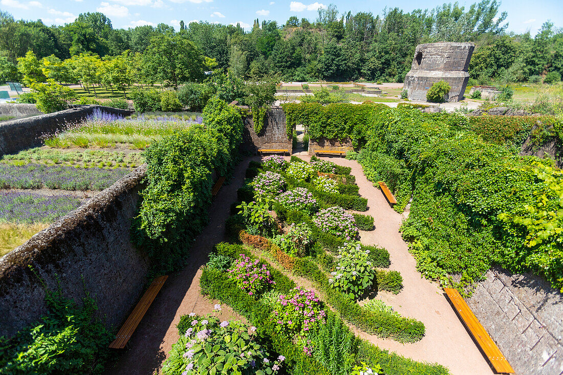 Europa,Deutschland. Nordrhein-Westfalen. Duisburg. Landschaftspark Duisburg-Nord: Landschaftspark Duisburg-Nord,gebaut auf einer Industriebrache im Stadtteil Meiderich-Beeck