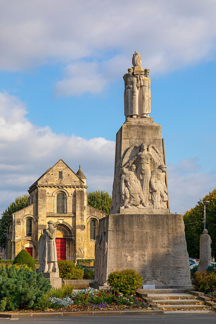 Europa,Frankreich,Grand-Est,Aisne,Soissons. WW1-Denkmal. Kirche Notre-Dame