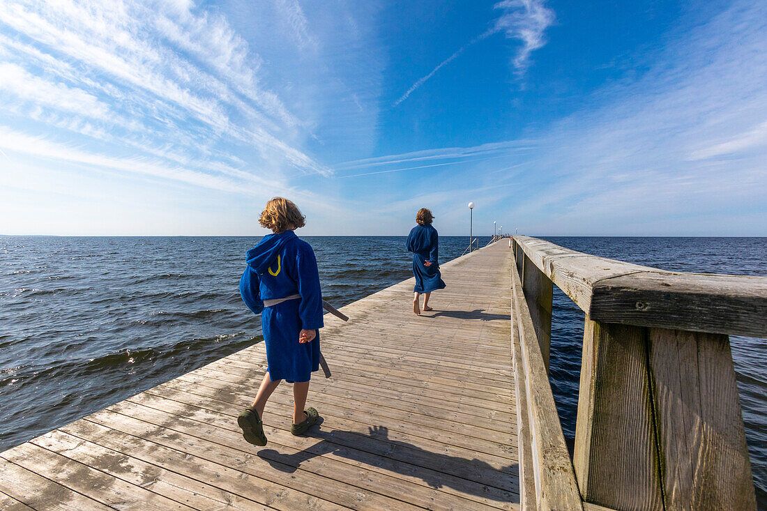 Europa,Skandinavien,Schweden. Landkreis Halland. Falkenberg. Morgenschwimmen auf der Seebrücke