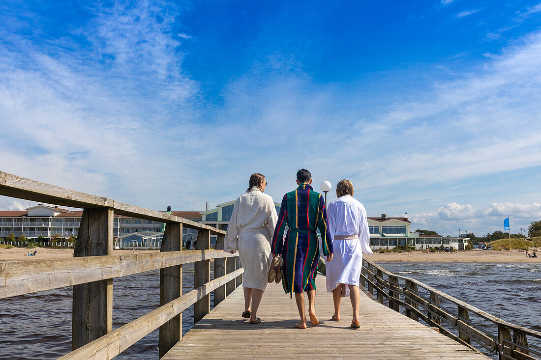 Europa,Skandinavien,Schweden. Landkreis Halland. Falkenberg. Morgenschwimmen auf der Seebrücke