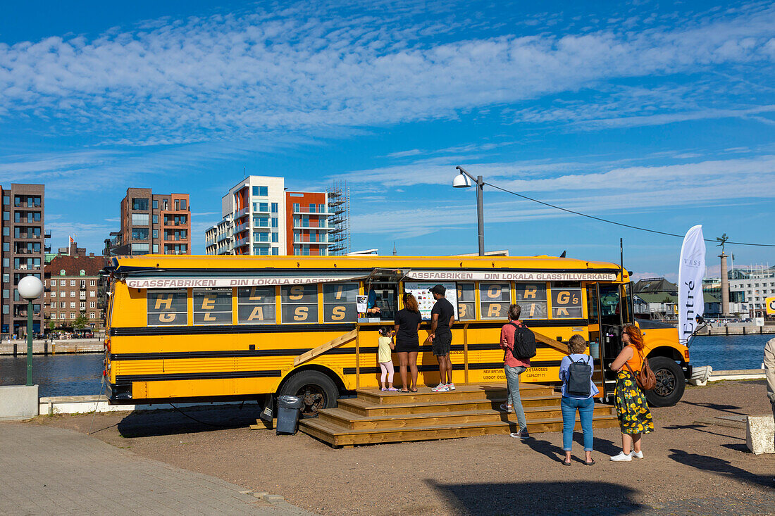 Europa,Skandinavien,Schweden. Schonen. Helsingborg. Eisverkäufer in einem Schulbus am Hafen