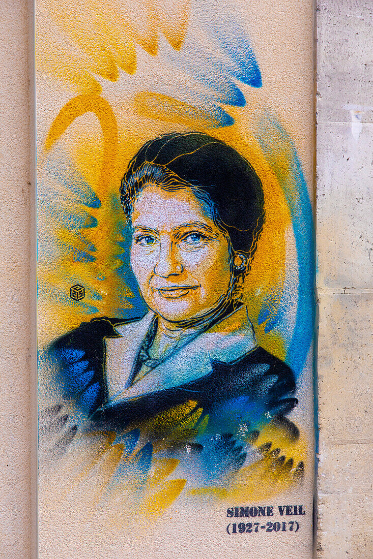 Porträt von Simone Veil auf eine Wand gemalt