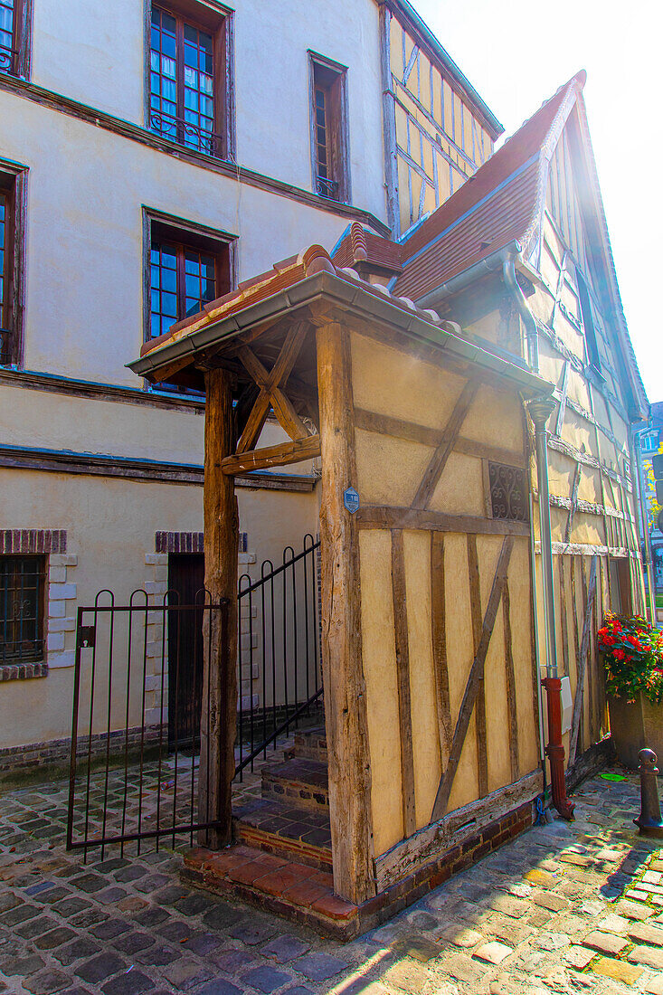 Frankreich,Grand Est,Aube,Troyes. Fassade eines Fachwerkhauses im Stadtzentrum