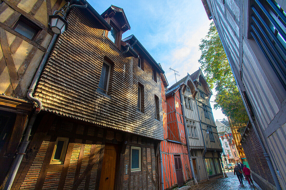 Frankreich,Grand Est,Aube,Troyes. Fassade eines Fachwerkhauses im Stadtzentrum. Enge Gasse