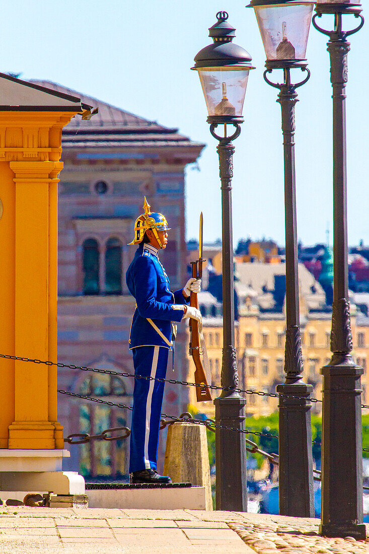 Europa,Skandinavien,Schweden. Stockholm. Alte Stadt. Gamla Stan. Stadtteil Gamla Stan. Königlicher Palast. Schwedische Wache in blauer Uniform