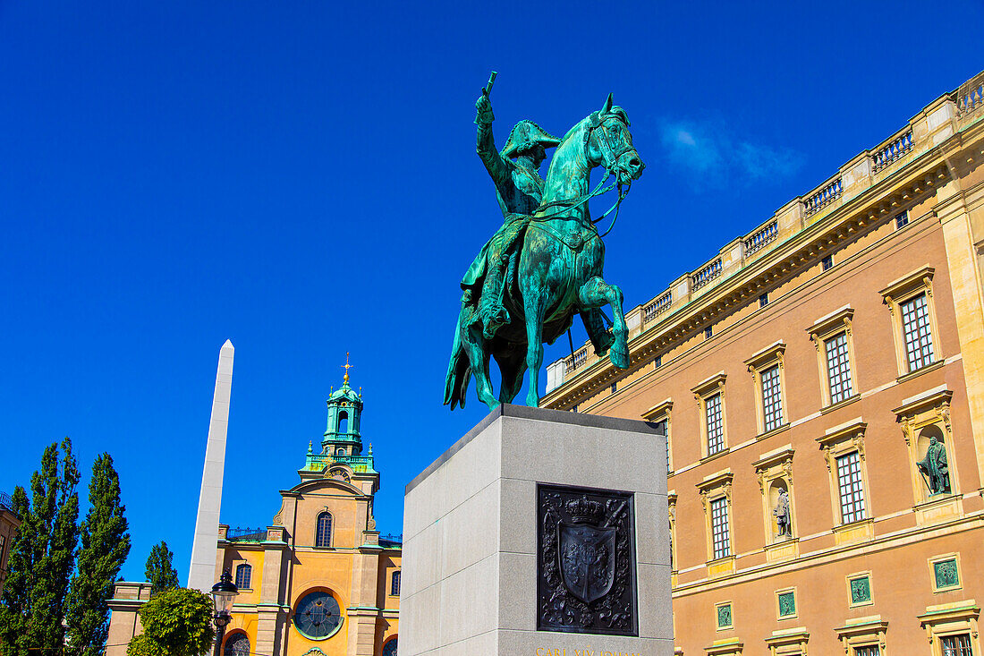 Europa,Skandinavien,Schweden. Stockholm. Statue von Karl XIV. John am Slussplan. Stadtteil Gamla Stan. Die Kathedrale Storkyrkan. Königlicher Palast