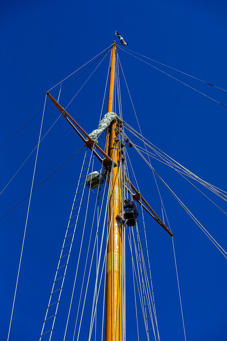 Europa,Skandinavien,Schweden. Stockholm. Alte Takelage, Seemann am Mast