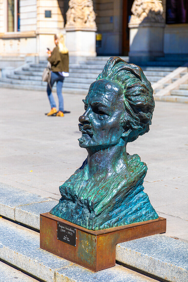 Europa,Skandinavien,Schweden. Stockholm. Ostermalm. Das Königliche Dramatische Theater, Dramatiska. August Strindberg-Statue von Knut Jern