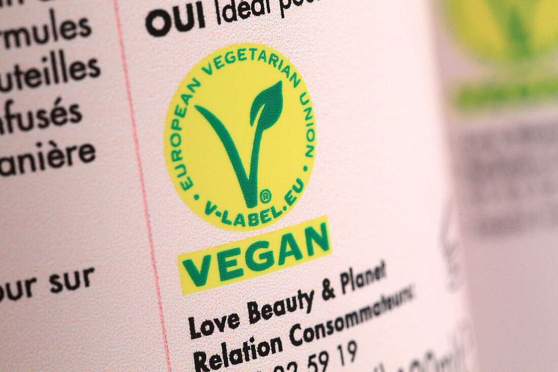 Nahaufnahme eines Hautpflegeprodukts, das die Kriterien erfüllt. Vegan