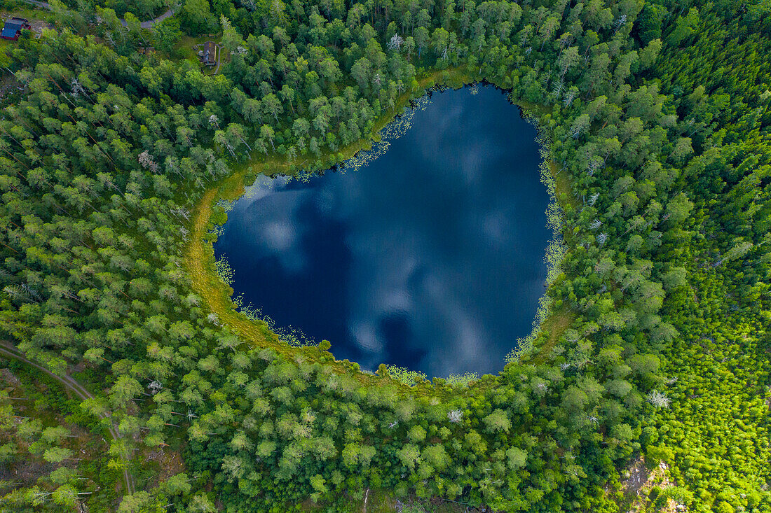 Europa,Skandinavien,Schweden. Herzförmiger See (natürliche Form, nicht retuschiert)