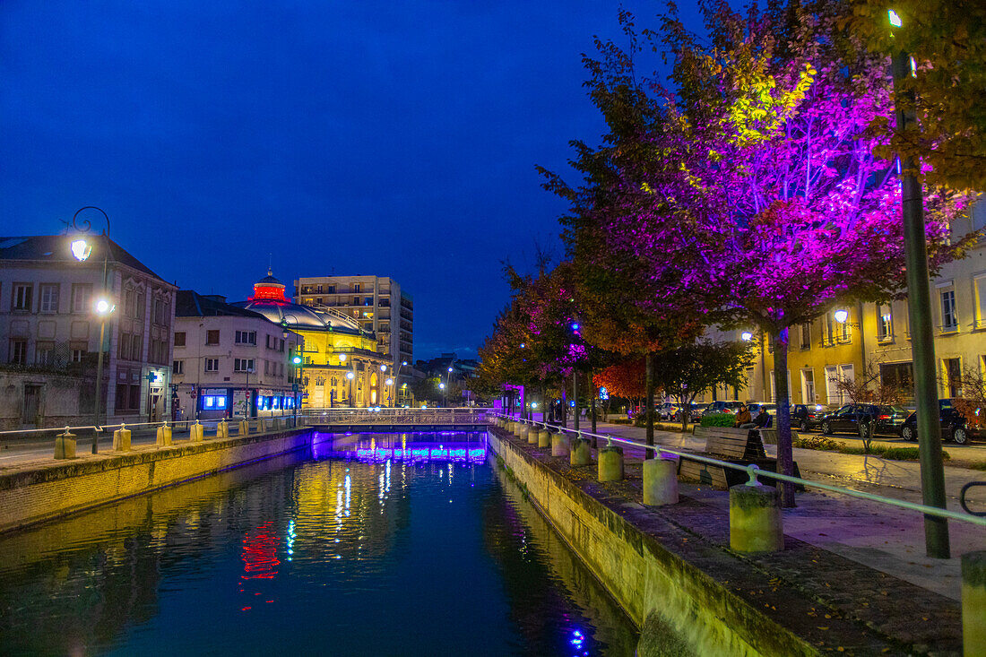 Frankreich, Grand Est, Aube, Troyes. Champagner-Becken und Theater zur blauen Stunde.