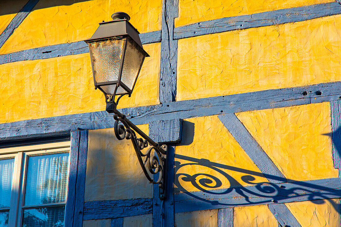 Frankreich,Grand Est,Aube,Troyes. Fassade eines Fachwerkhauses im Stadtzentrum