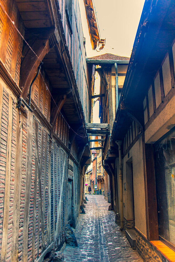 Frankreich,Grand Est,Aube,Troyes. Fassade eines Fachwerkhauses im Stadtzentrum. Enge Gasse