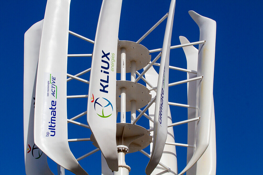 Vertical axis wind turbine