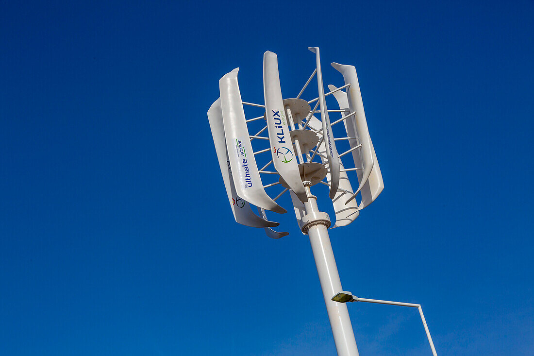 Vertical axis wind turbine