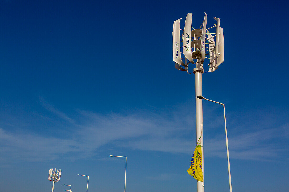 Vertical axis wind turbine