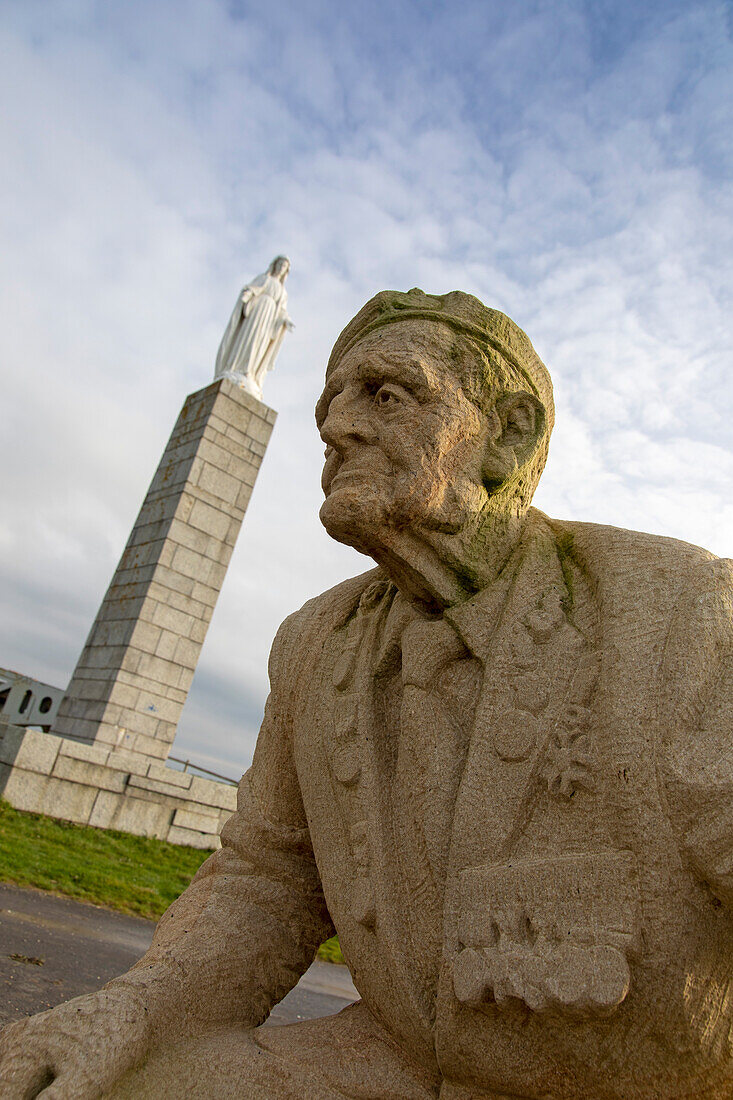 France,Normandie,Arromanches-les-Bains,Basse-Normandie,Calvados. D-Day 75 Garden. Bill Pendell Statue. Veteran