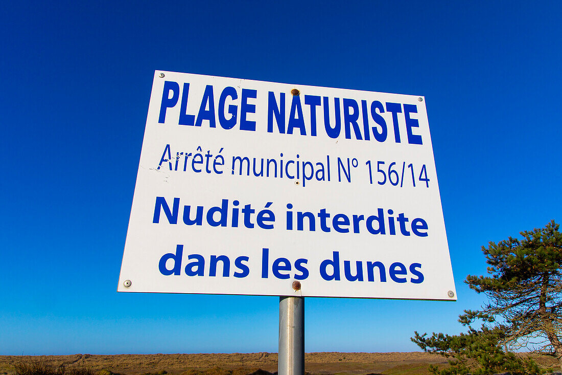 Frankreich,Manche,Cotentin. Agon-Coutainville, Pointe d'Agon. Hinweisschild auf den FKK-Strand