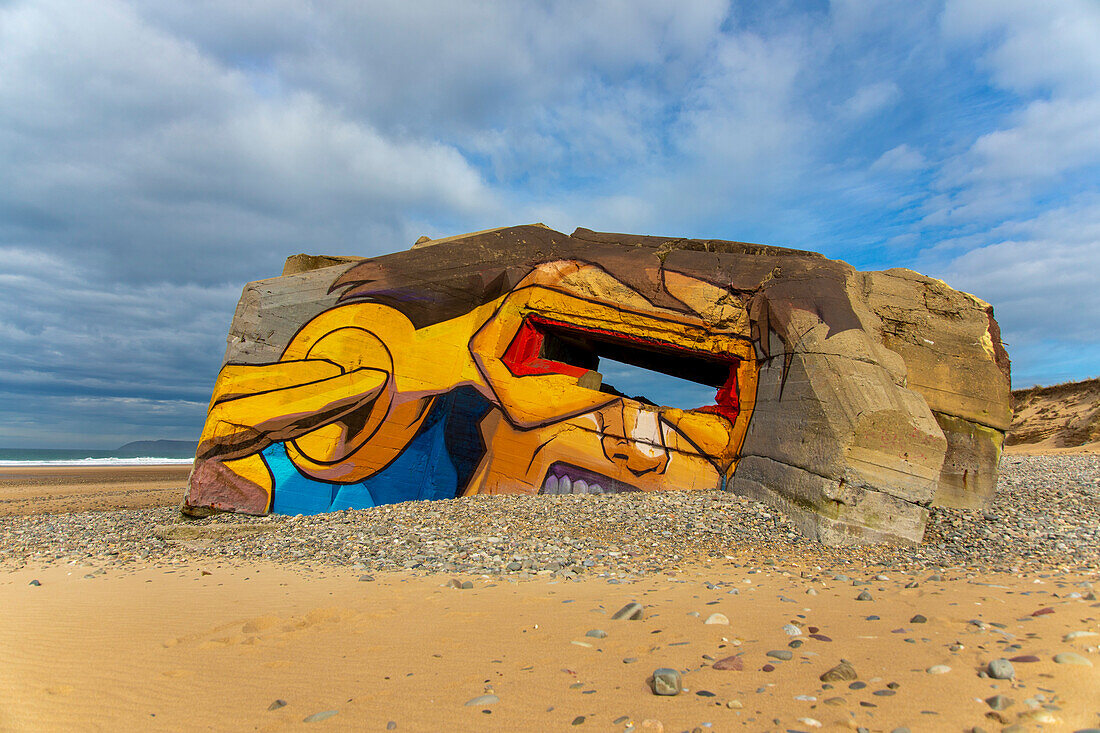 Frankreich,Manche,Cotentin. Straßenkunst am Blockhaus. Strand von Biville