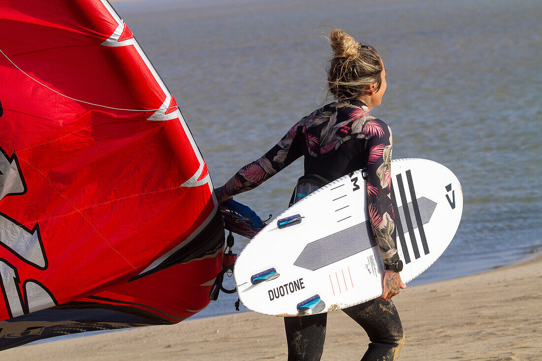 Europa,Spanien,Canaria,Fuerteventura. Strand von Sotavento. Frau beim Kitesurfen