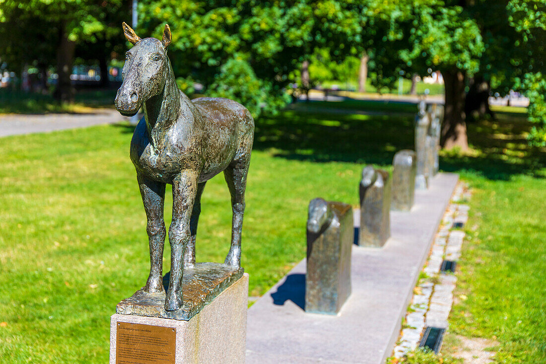 Europa, Skandinavien, Schweden. Vaestmanland. Vaesteras. Pferdeskulptur im Vasa-Park, "Vasaparken".