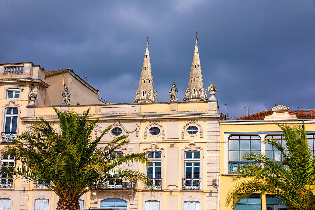 France,Saone-et-Loire,Mâcon. Statue on the roof of the town hall