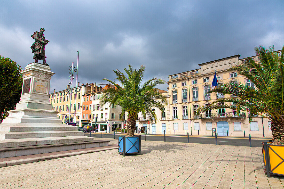 France,Saone-et-Loire,Mâcon. City hall. Lamartine statue