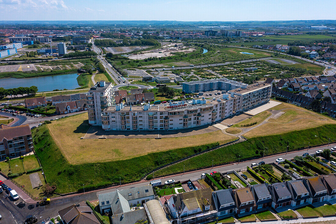 Frankreich,Hauts de France,Pas de Calais. Calais,Gebäude auf einem Hügel