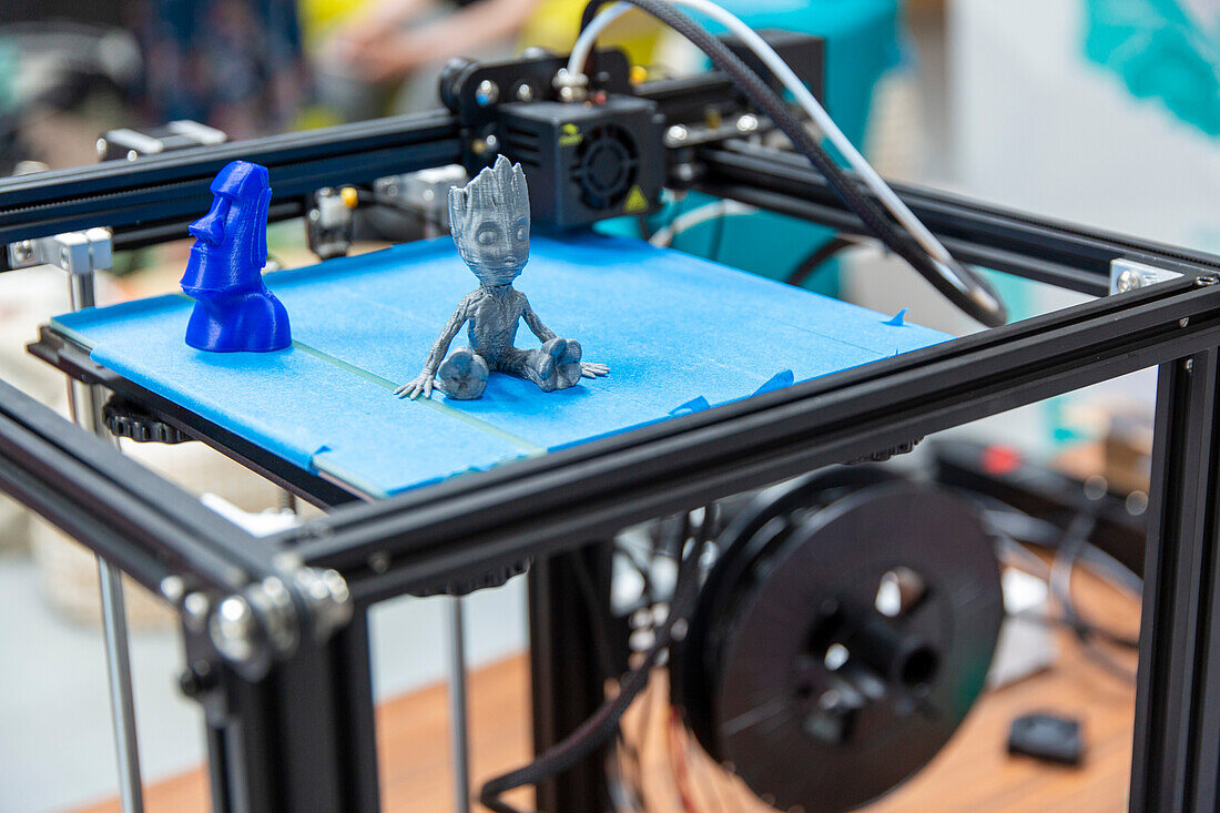 3D-Drucker in einem FabLab. Gemeinsame Arbeit