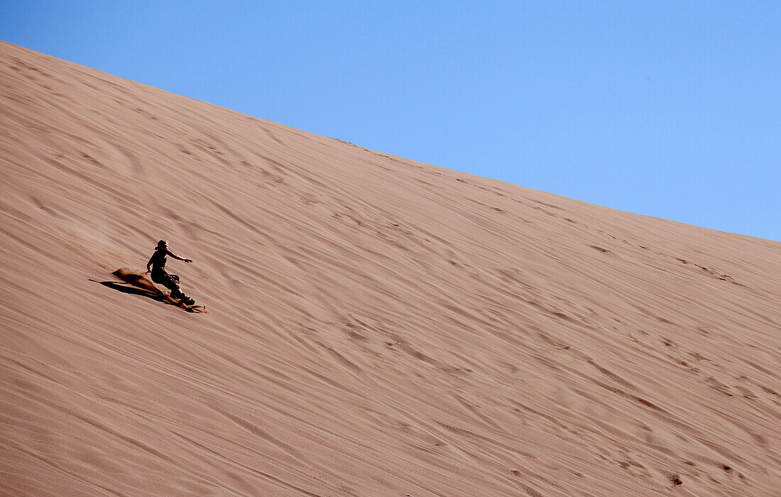 Chile,Antofagasta Region,Atacama Wüste,Valle de Marte; Valle de la Muerte,Sandboarding,