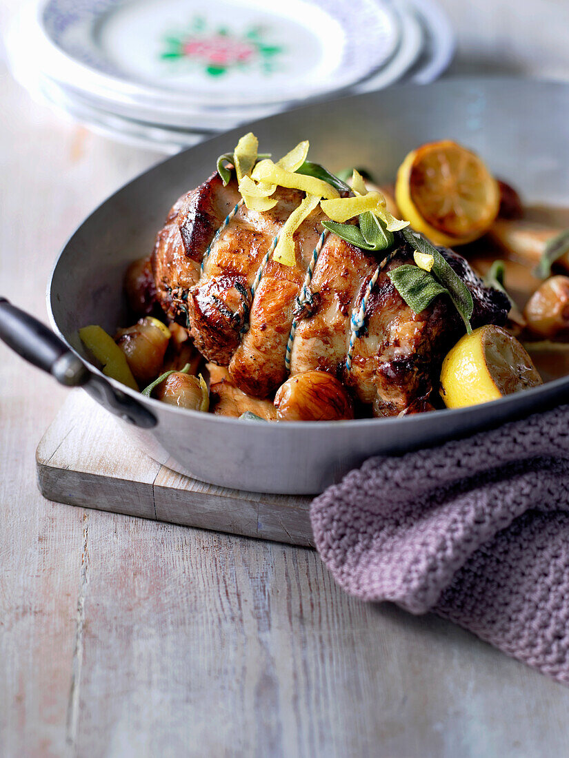 Rinderbraten mit Zwiebeln und Zitrone