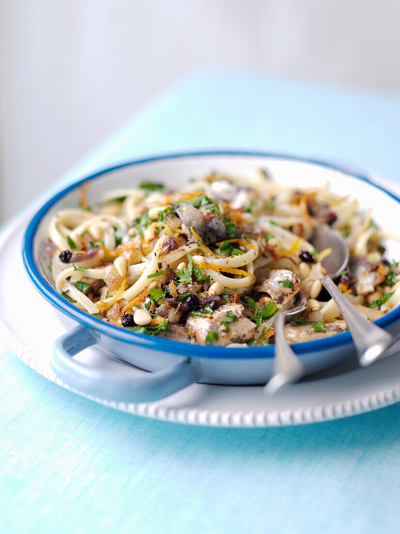 Pasta mit Sardinen und Pinienkernen