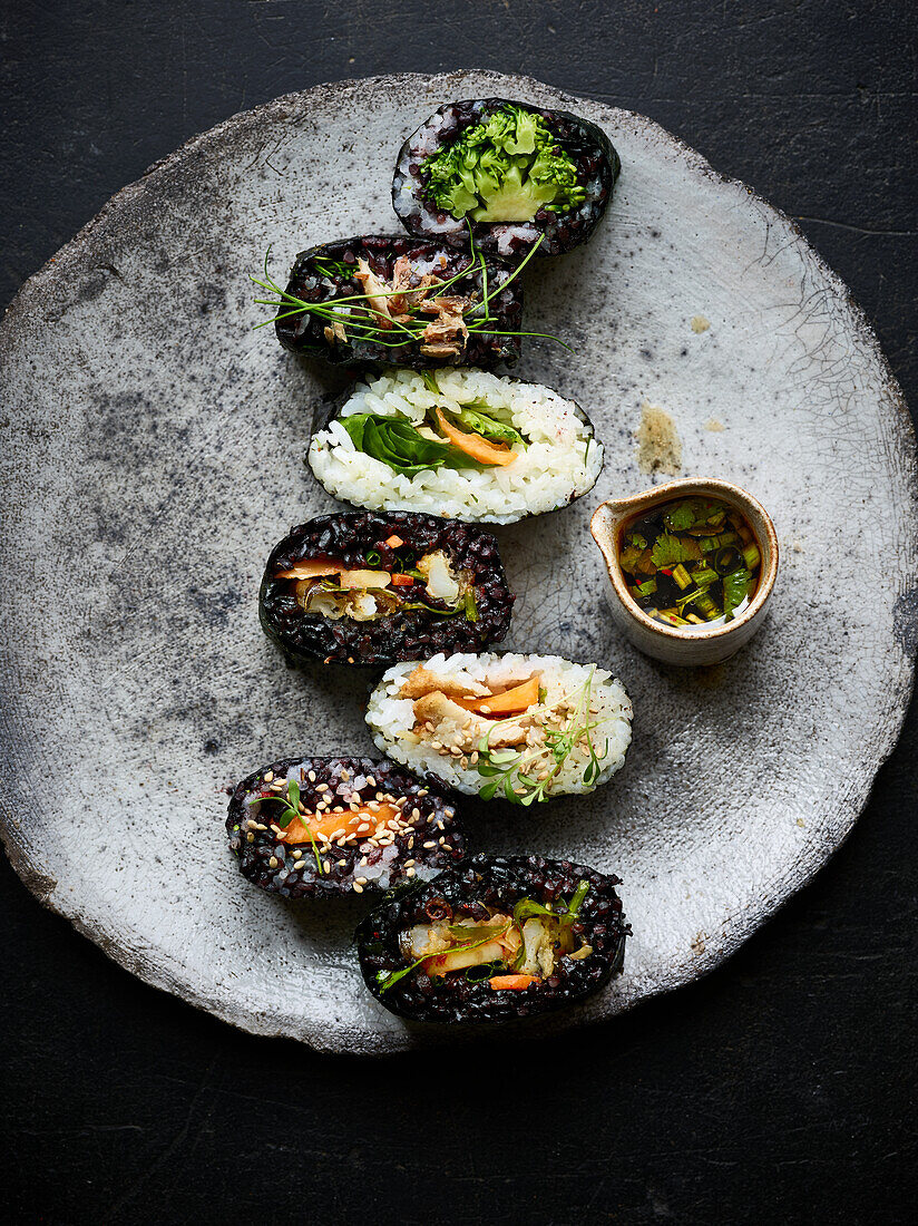 Sushi-Sandwiches mit Gemüse und Dip