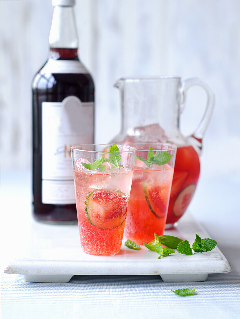 Pimms Cocktail mit Erdbeeren und Gurke