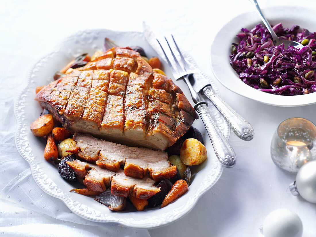 Schweinebauch mit Gemüse und Rotkohl