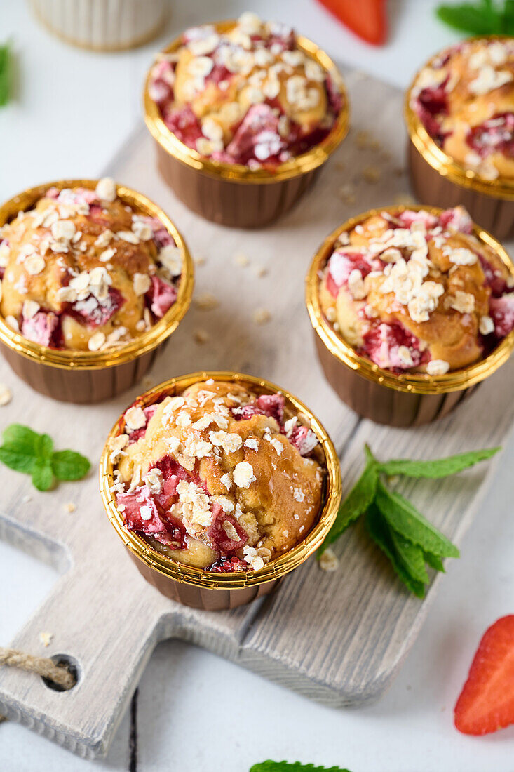 Oat muffins with strawberries