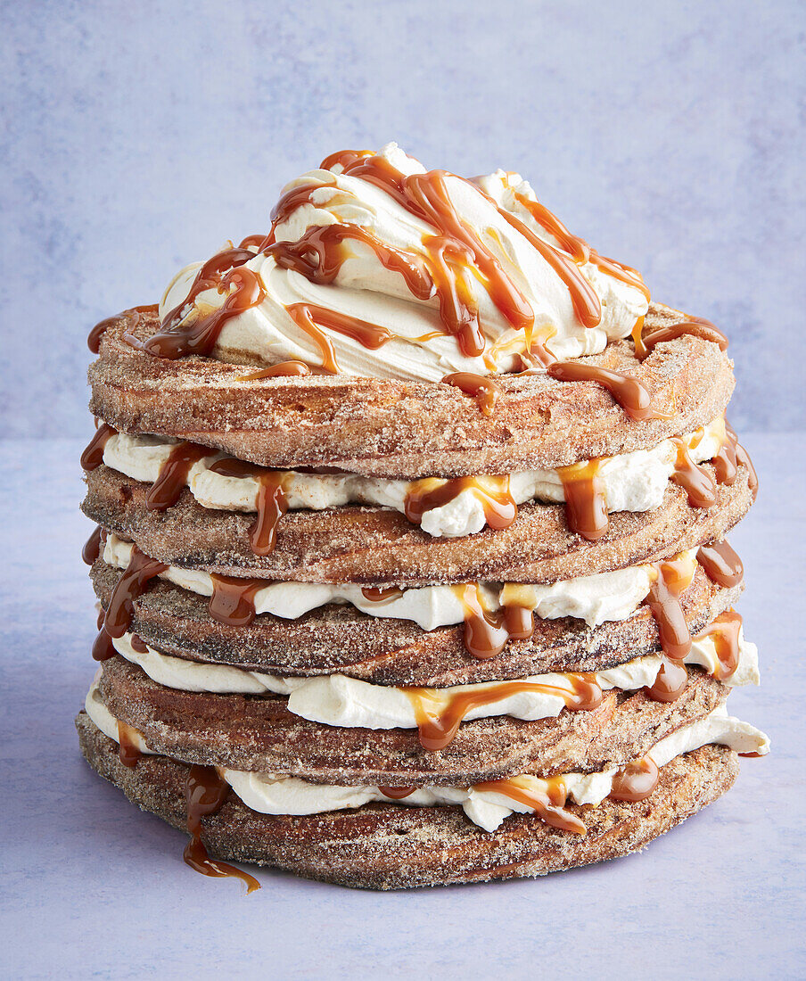 Churro-Kuchen mit Sahne und Karamell