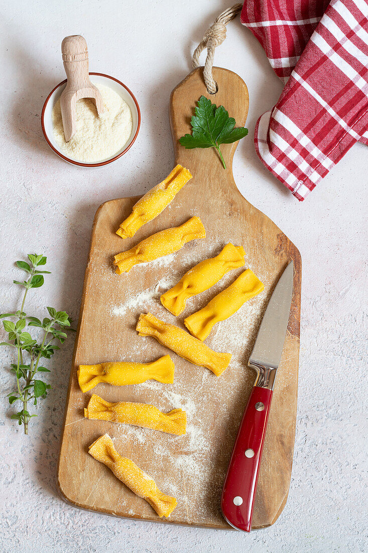 Caramelle pasta with ricotta filling in preparation